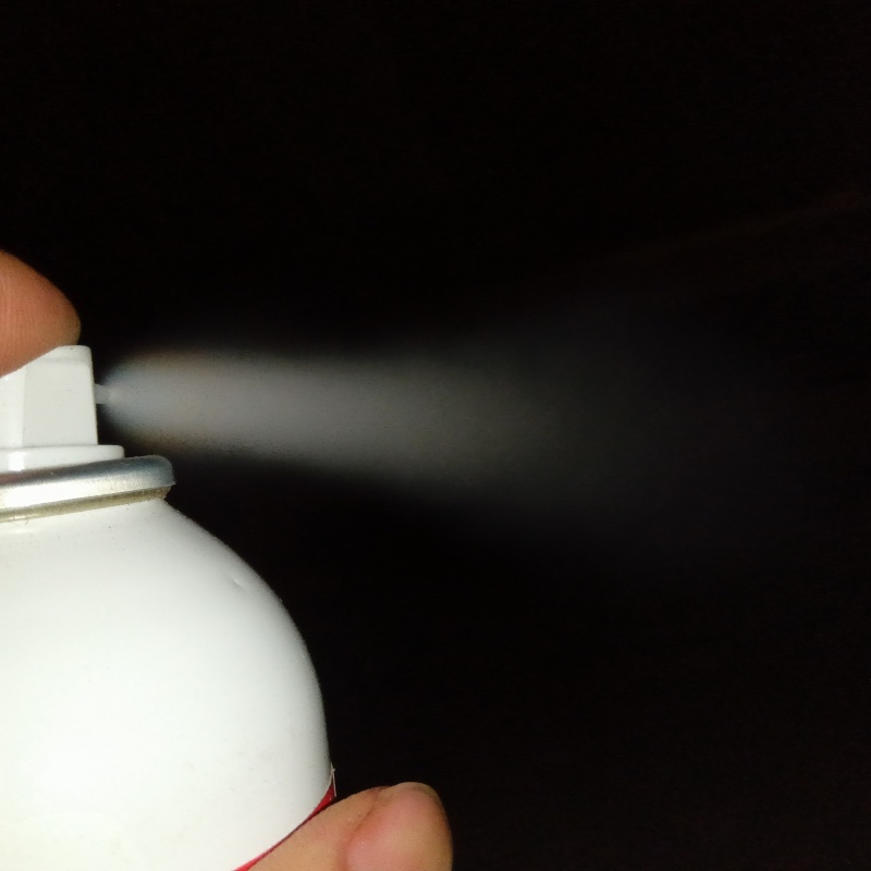 忌避剤を吹き付けている様子