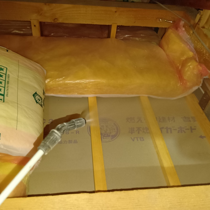 天井裏に殺虫剤を散布