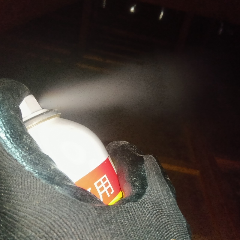 忌避剤を吹き付けている様子
