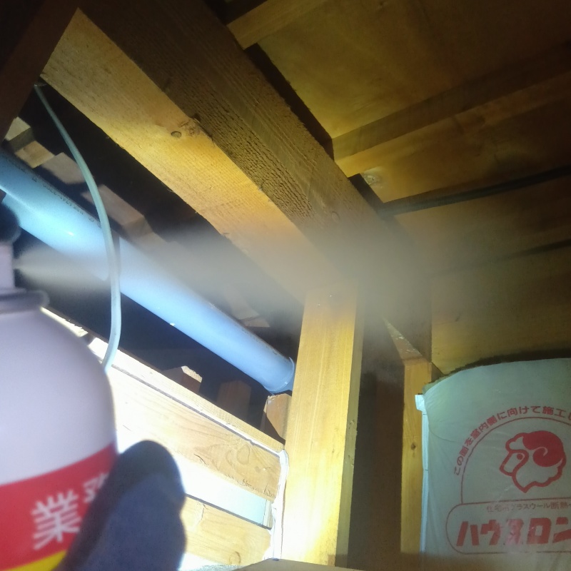 天井裏に忌避剤を散布