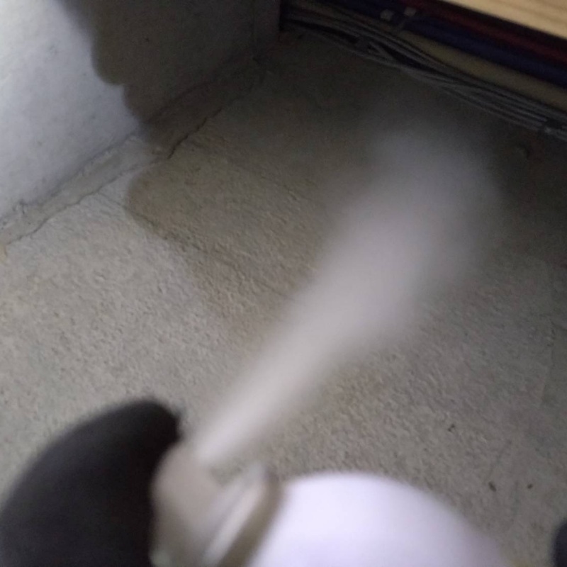 床下に忌避剤を散布