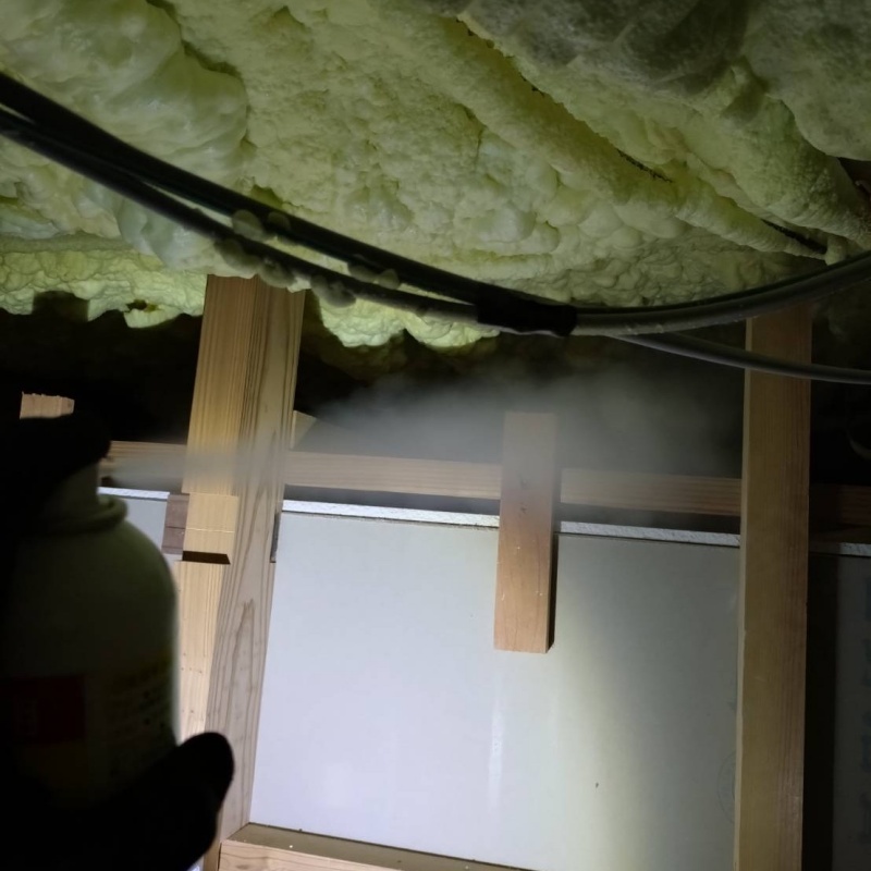 忌避剤を吹き付けている様子