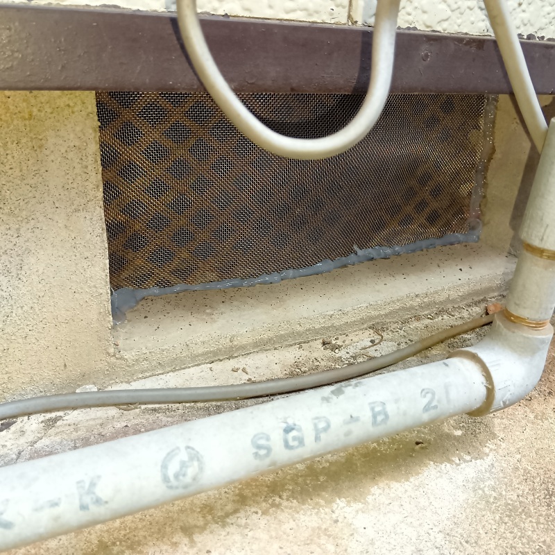 金網で侵入経路を封鎖