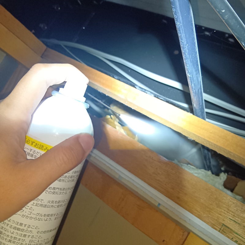 すき間に忌避剤を散布