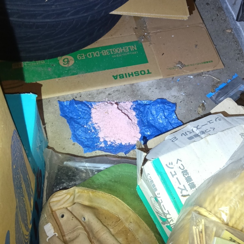 ブルーシートの上に殺鼠剤を設置