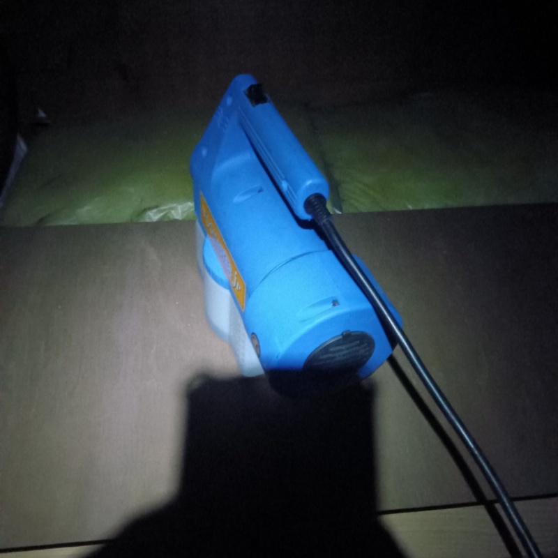 噴霧器で殺虫剤を散布