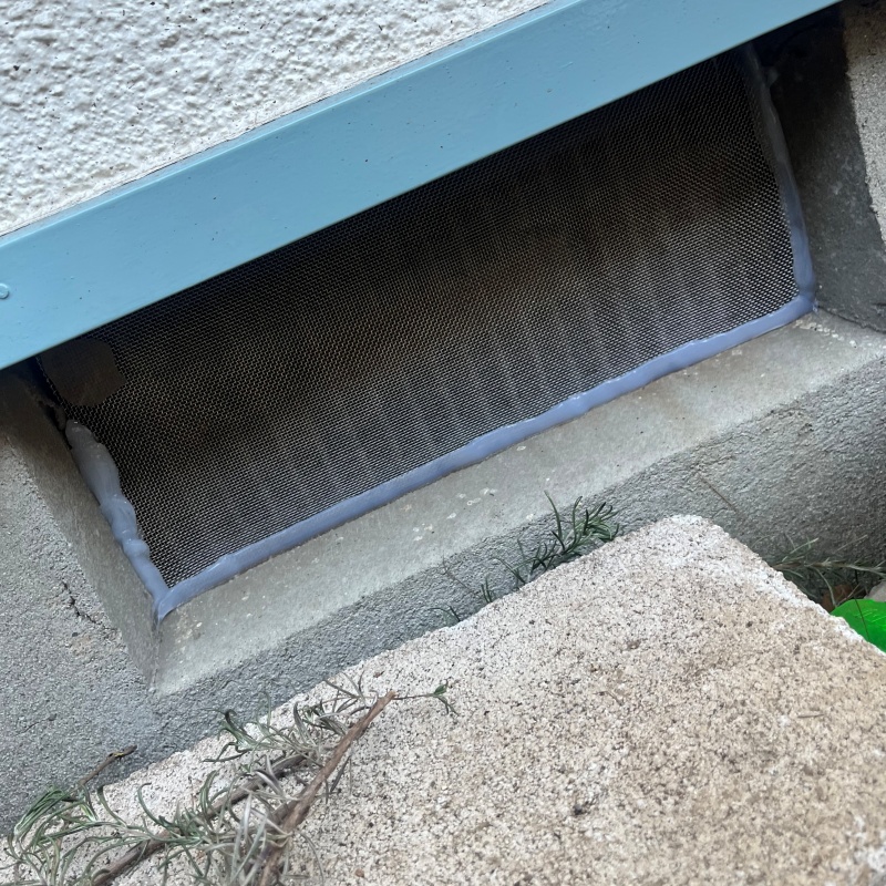 金網で侵入経路を封鎖