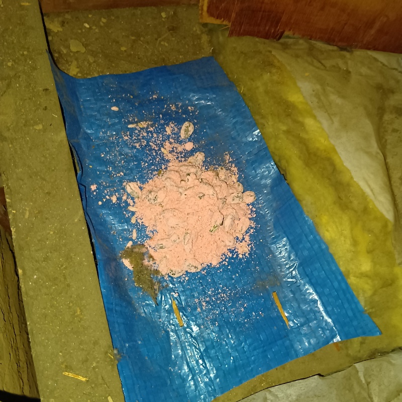 ブルーシートの上に殺鼠剤を設置