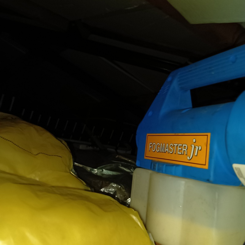 噴霧器で殺虫剤を散布