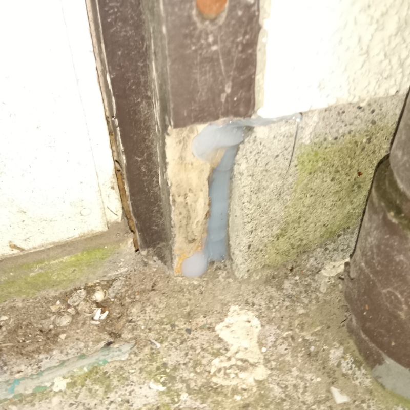 壁のすき間をパテで封鎖