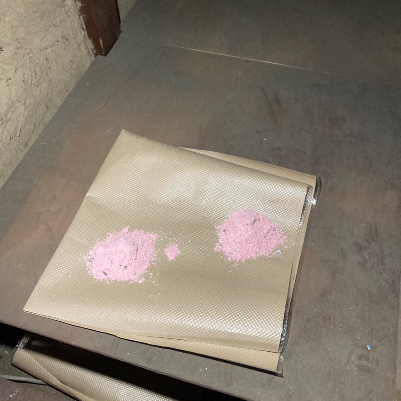 殺鼠剤を仕掛けている様子
