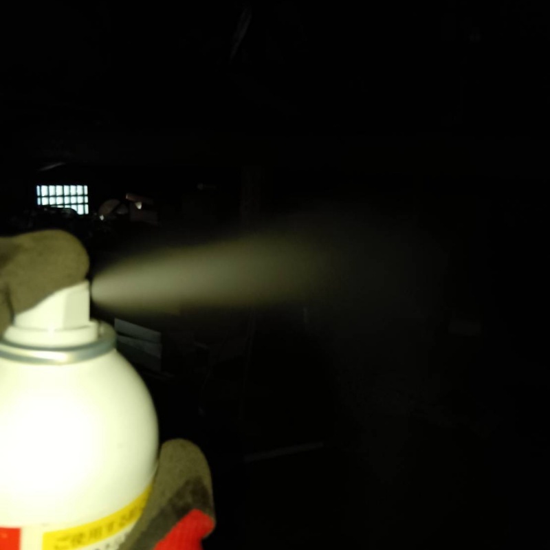 忌避剤を吹き付けている様子