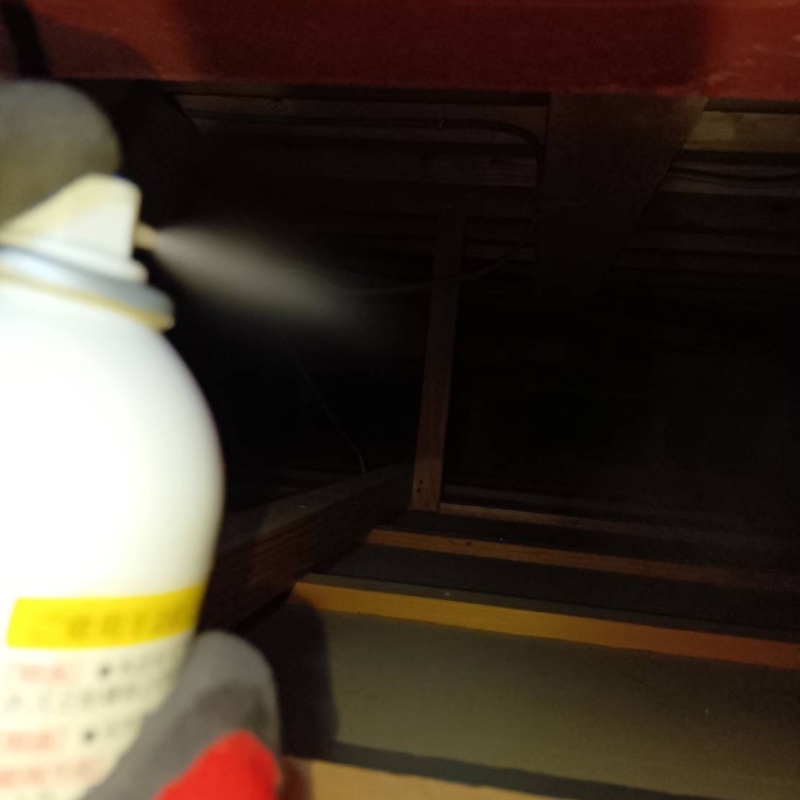 忌避剤を吹き付けている様子