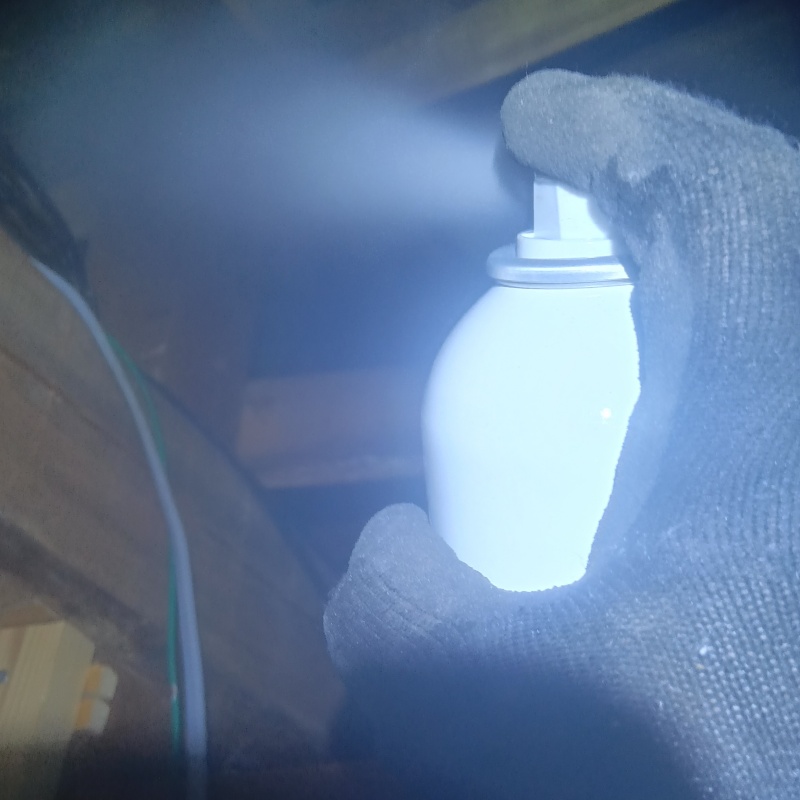 忌避剤を吹き付けている様子