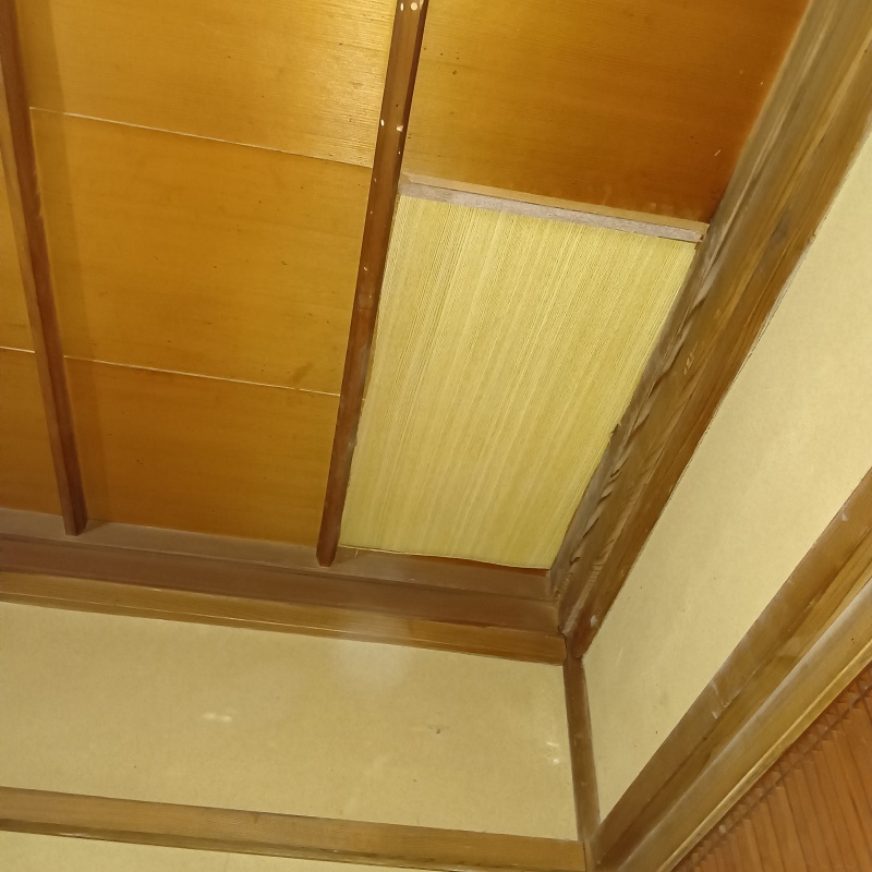 壁の破損箇所を板で封鎖