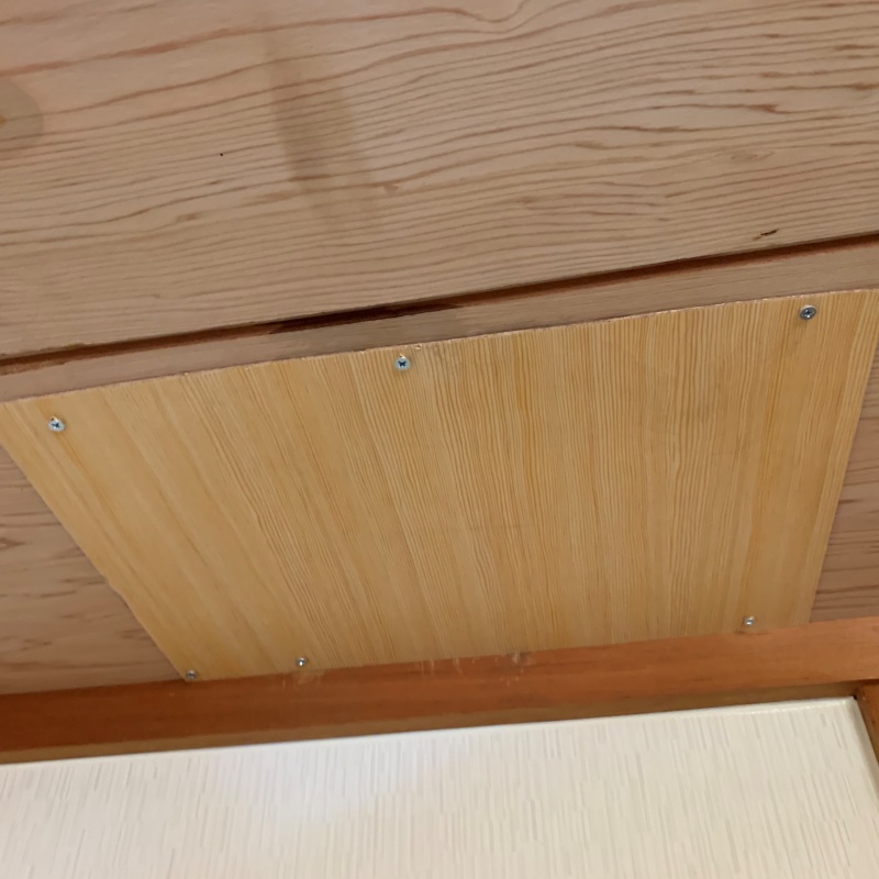壁の破損箇所を板で封鎖