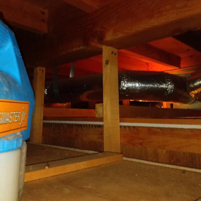 天井裏を噴霧器で除菌・消臭