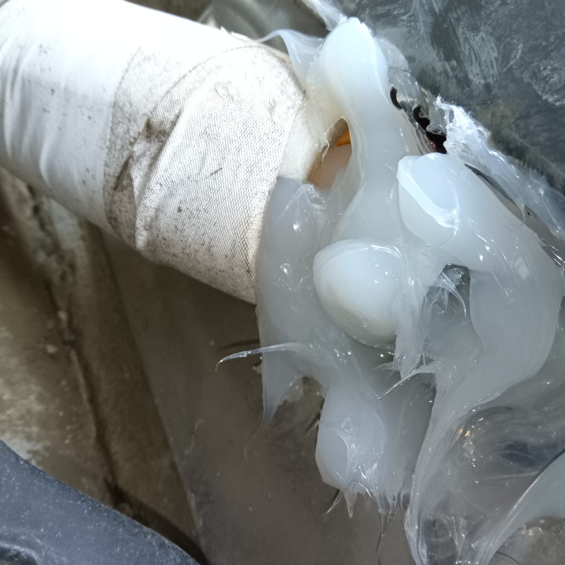 配管の破損箇所をパテで補修