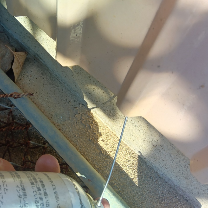 すき間に忌避剤を散布