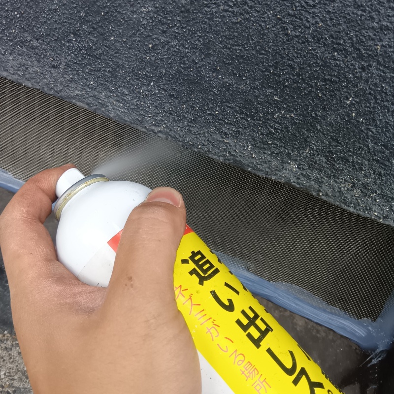 忌避剤を吹き付けている様子