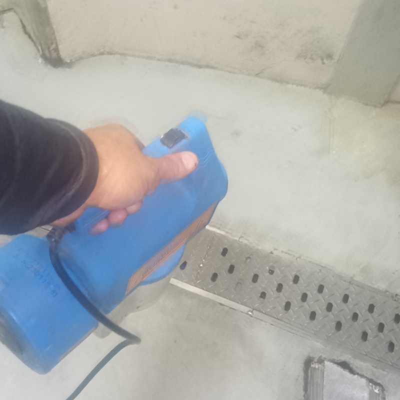 噴霧器で除菌・消臭している様子