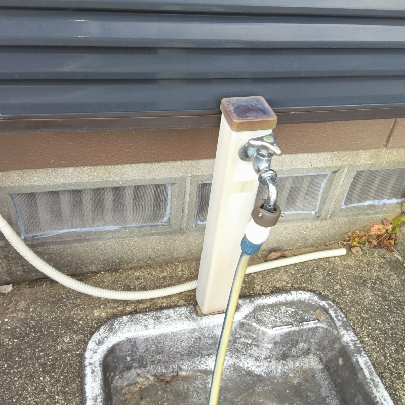 床下換気口をネットとパテで封鎖