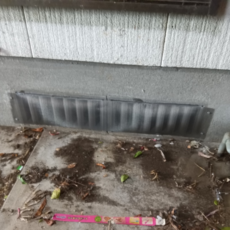 金網で侵入経路を封鎖