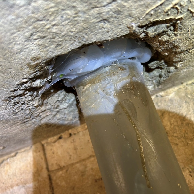配管が通る穴のすき間をパテで封鎖