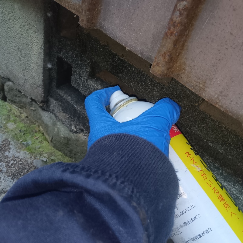 床下に忌避剤をスプレー