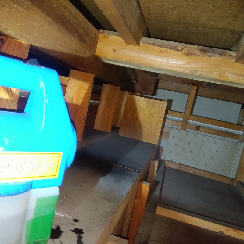 屋根裏に除菌剤を散布