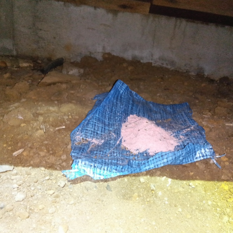 床下に殺鼠剤を設置