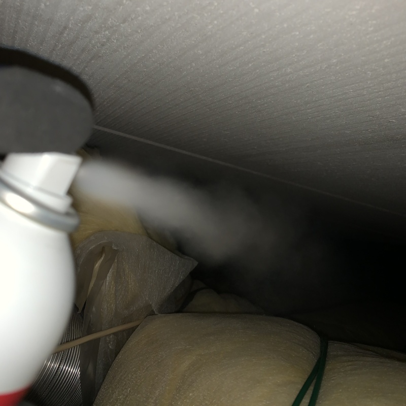 すき間に忌避剤を散布