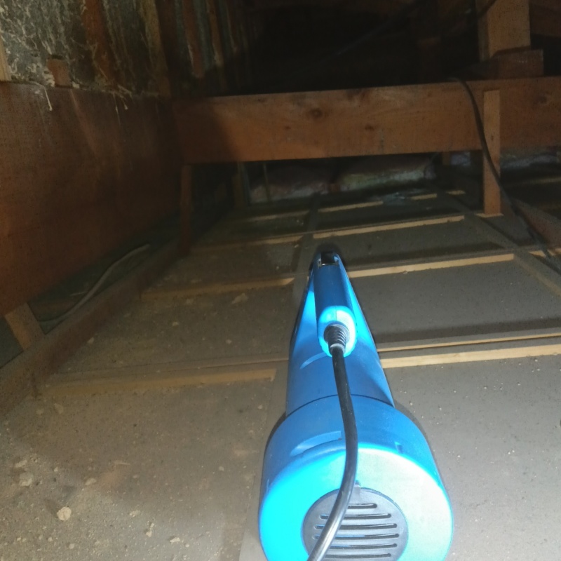 屋根裏に除菌剤を噴射