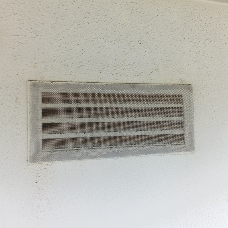 屋根裏通気口をネットで覆う