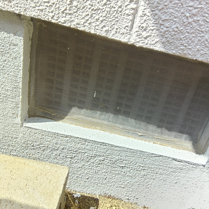 床下換気口にネットとパテで封鎖