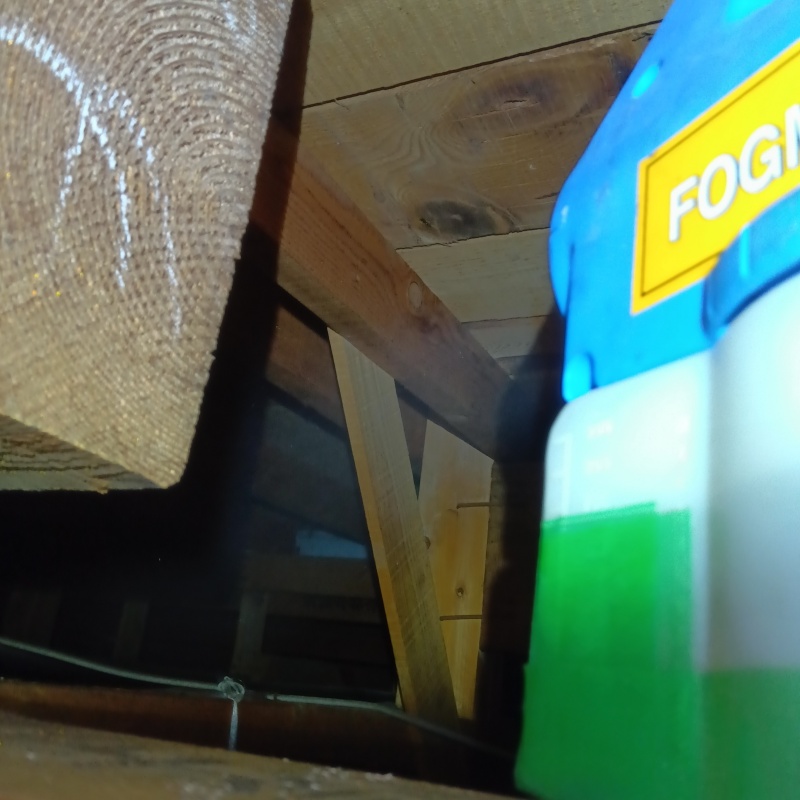 屋根裏に除菌剤を散布