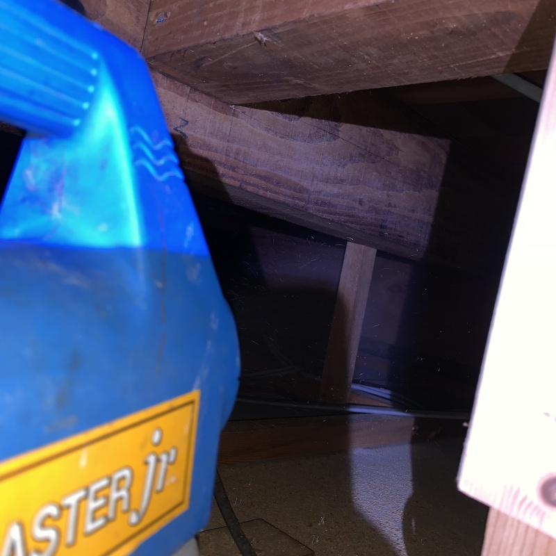 屋根裏に忌避剤を散布