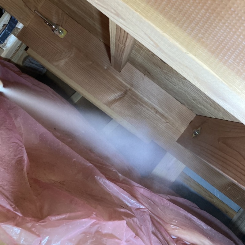 屋根裏に忌避剤をスプレー