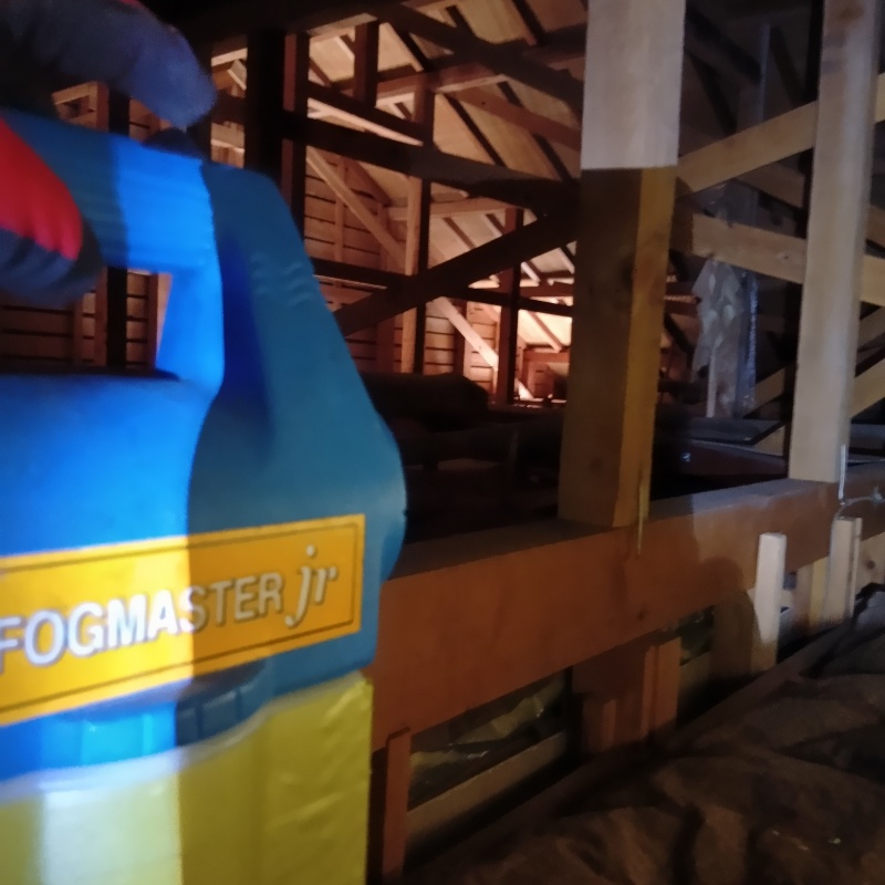 屋根裏に除菌剤を散布