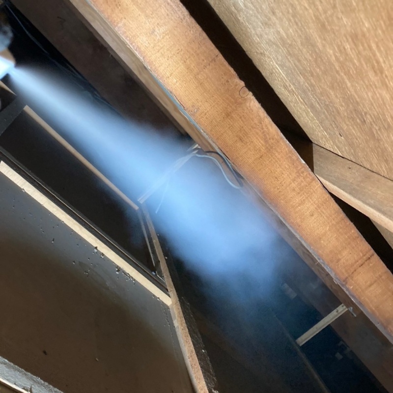 屋根裏に忌避剤をスプレー