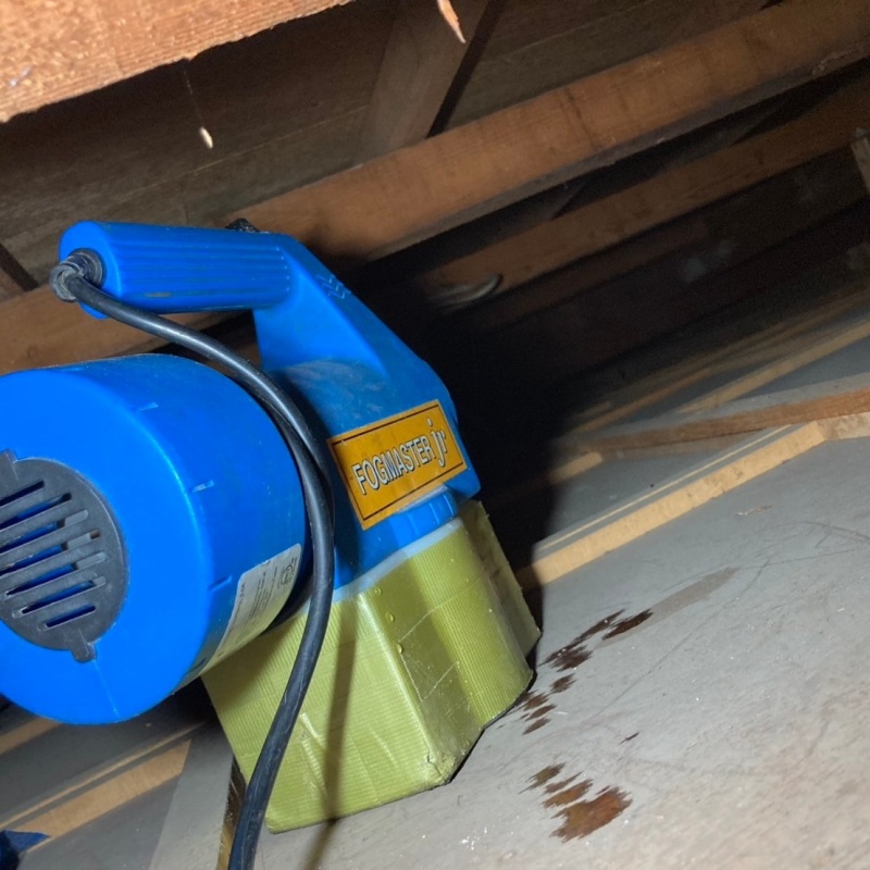 屋根裏に除菌剤を噴射