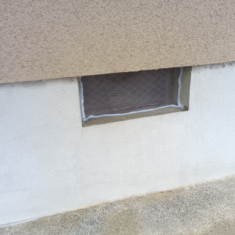 床下換気口をネットとパテで封鎖