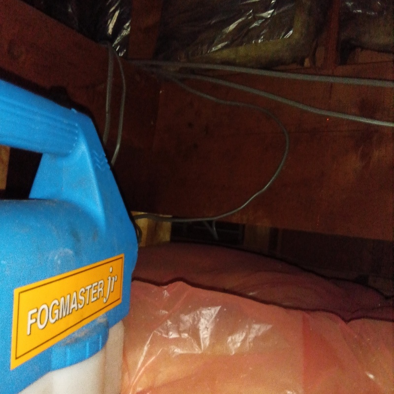 屋根裏に除菌剤を散布