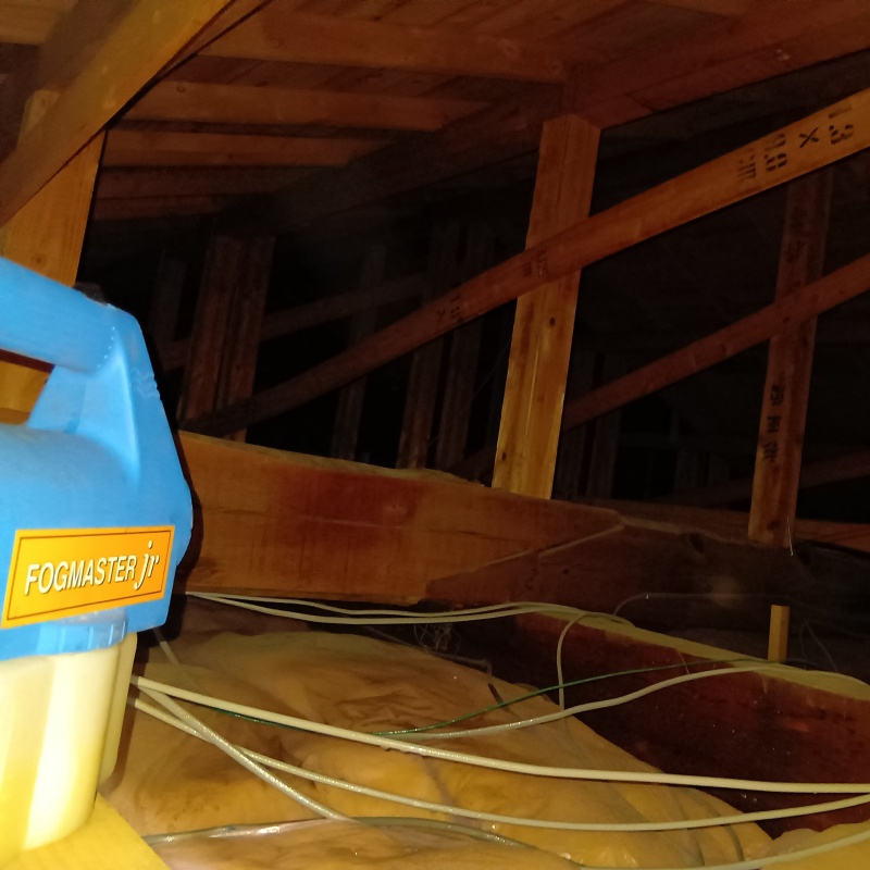 屋根裏に除菌剤を噴射