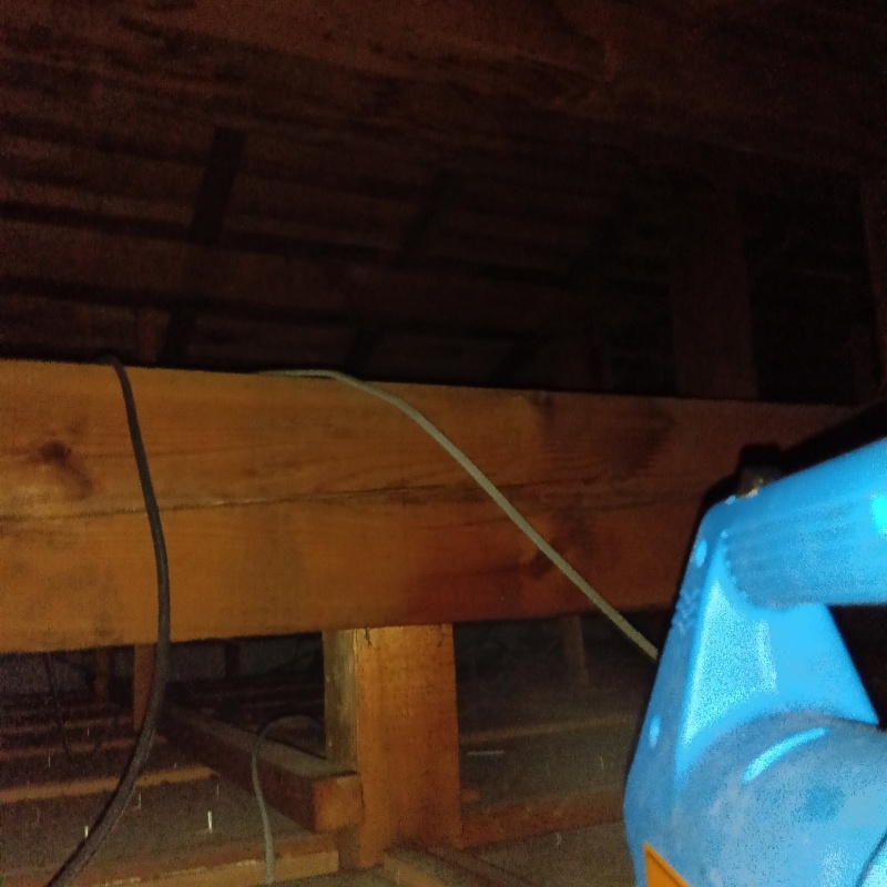 屋根裏に除菌剤を噴射