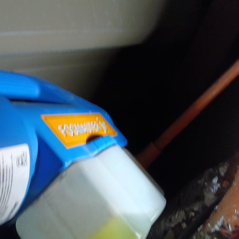 屋根裏に除菌剤を散布
