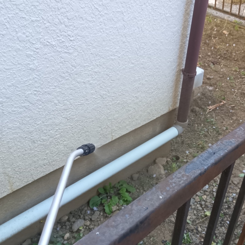 建物まわりに忌避剤を散布