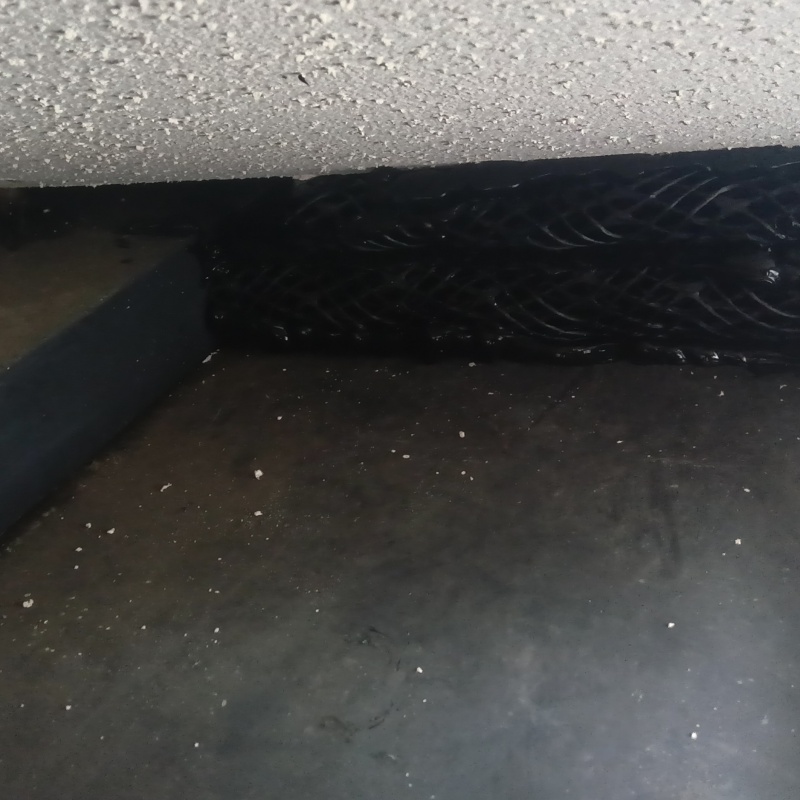 屋根のすき間を封鎖