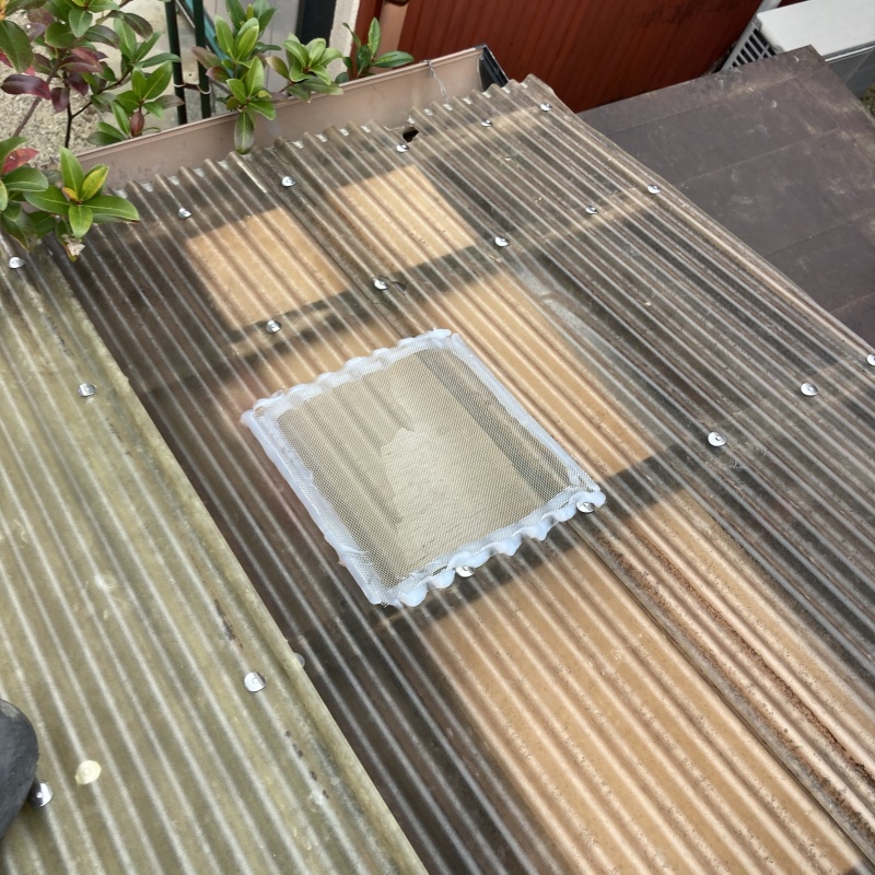 トタン屋根の破損部分にネットで封鎖