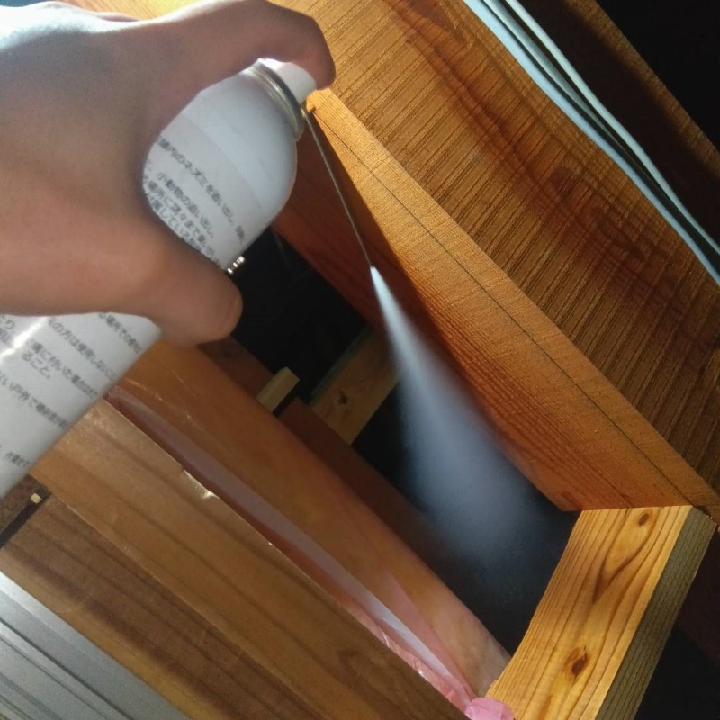 屋根裏に忌避剤を散布